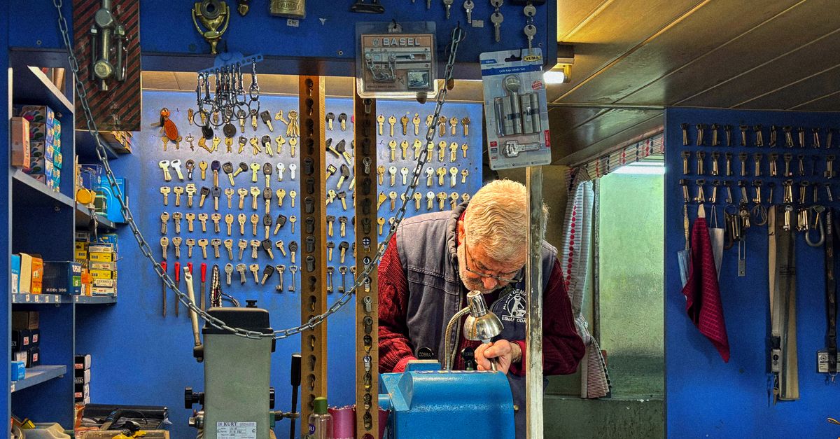 How Much Does a Locksmith Charge Per Hour in Queens? — Roy Locksmiths
